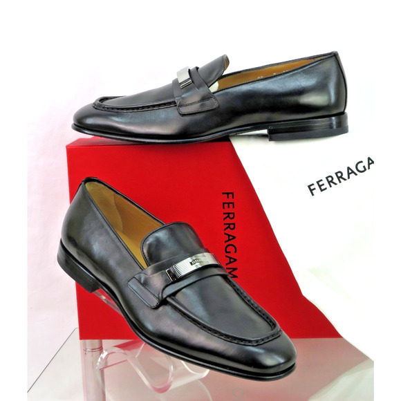 NIB FERRAGAMO DUMAS BLACK LEATHER METAL ENRAVED LOGO LOAFERS 9.5 EE - Picture 1 of 12